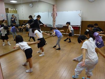バレエのポーズを練習している子どもたちの写真