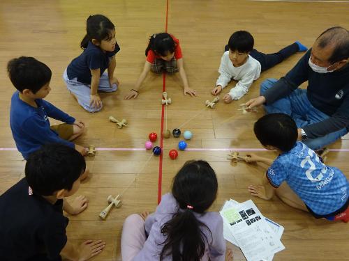 けん玉を使ったゲームをしている様子の写真