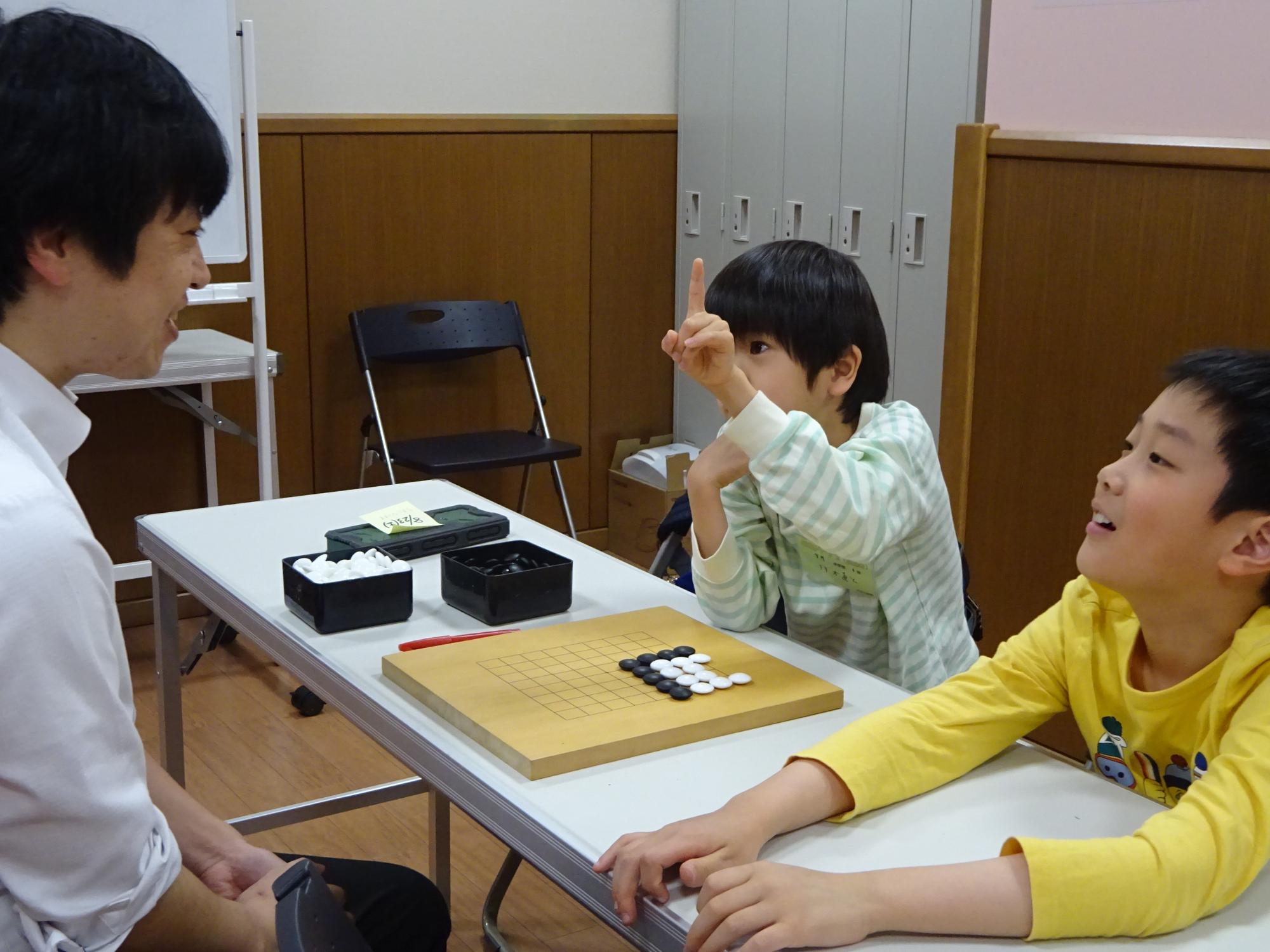 先生の質問に答えている子どもたちの写真