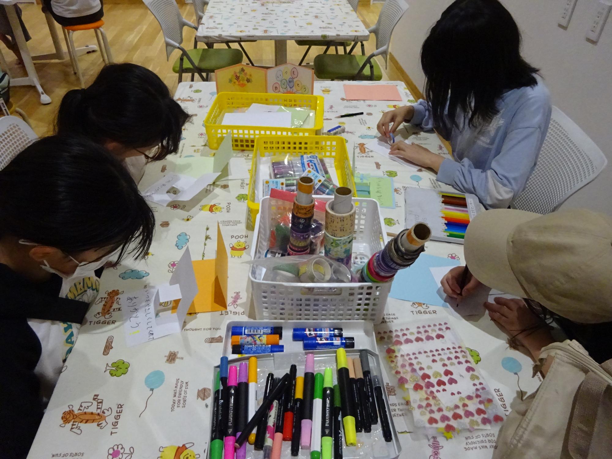 ありがとうカードを作成している写真