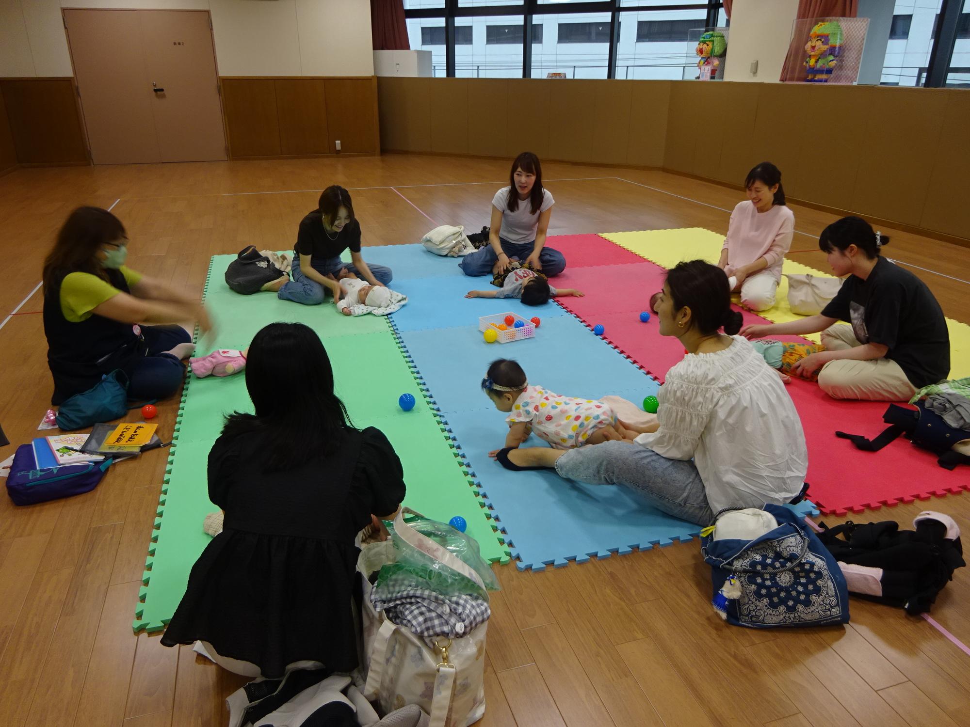 親子でふれいあいながら遊んでいる様子