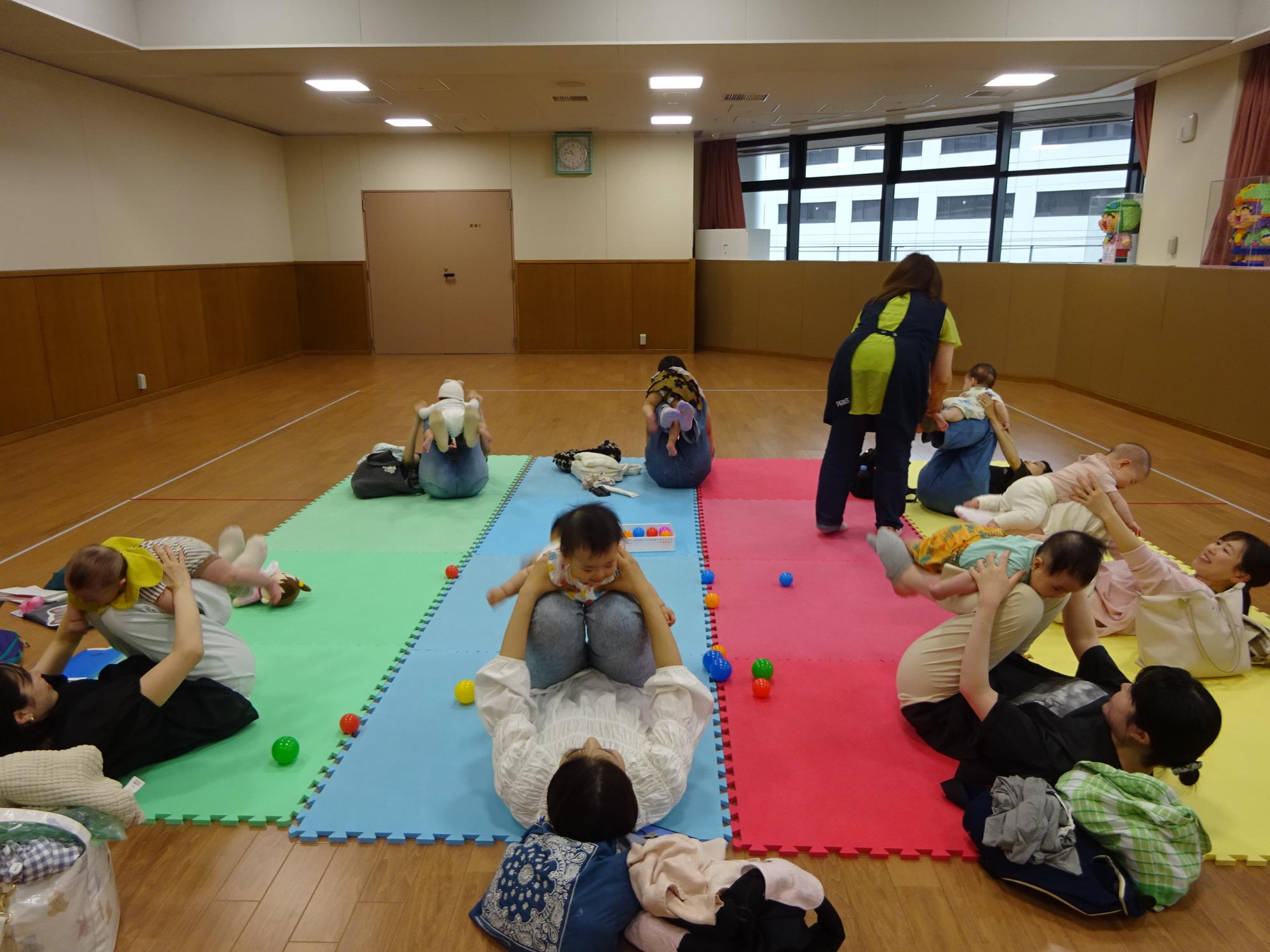 親子でふれいあいながら遊んでいる様子