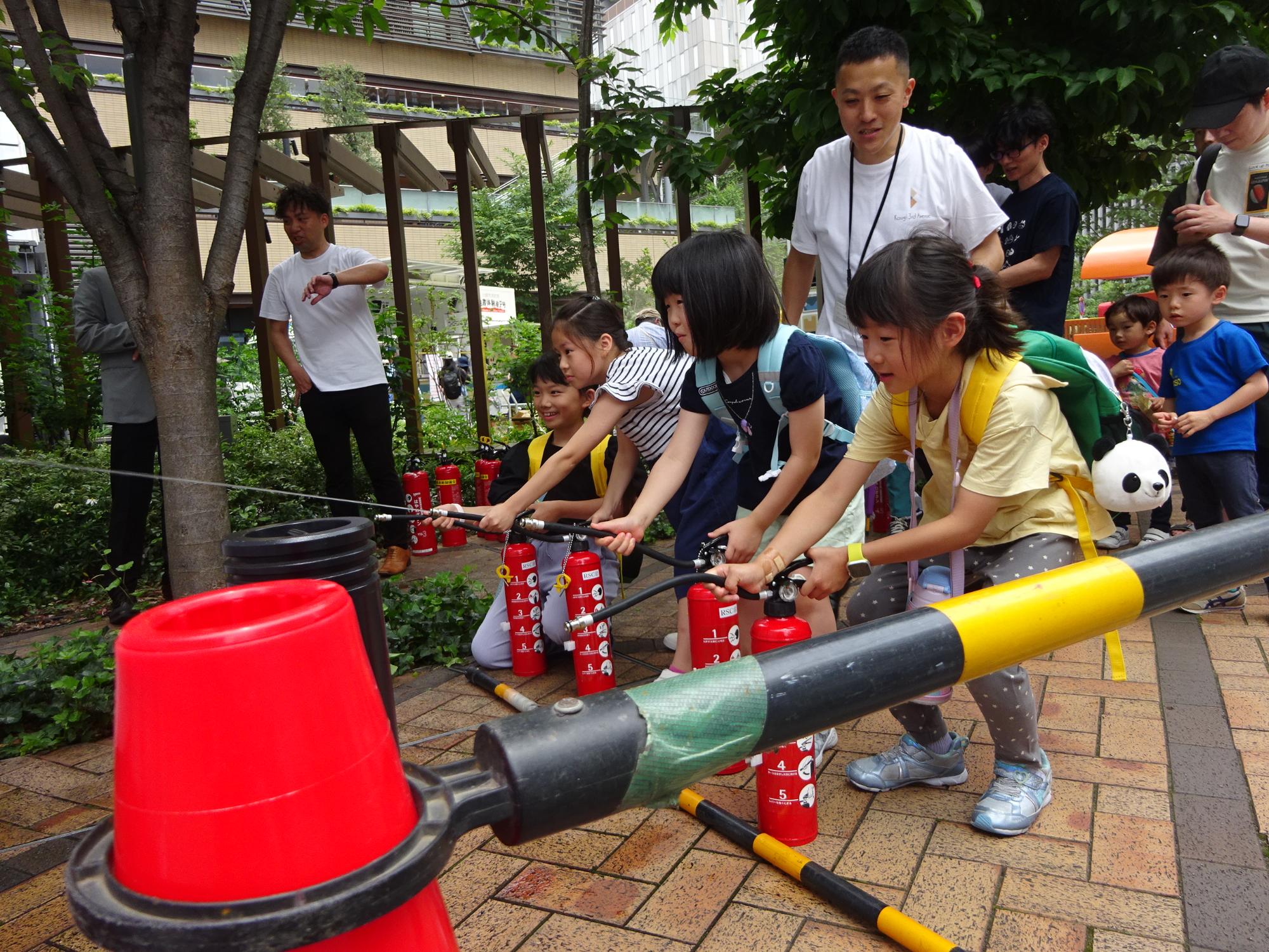 水消火器を体験している様子