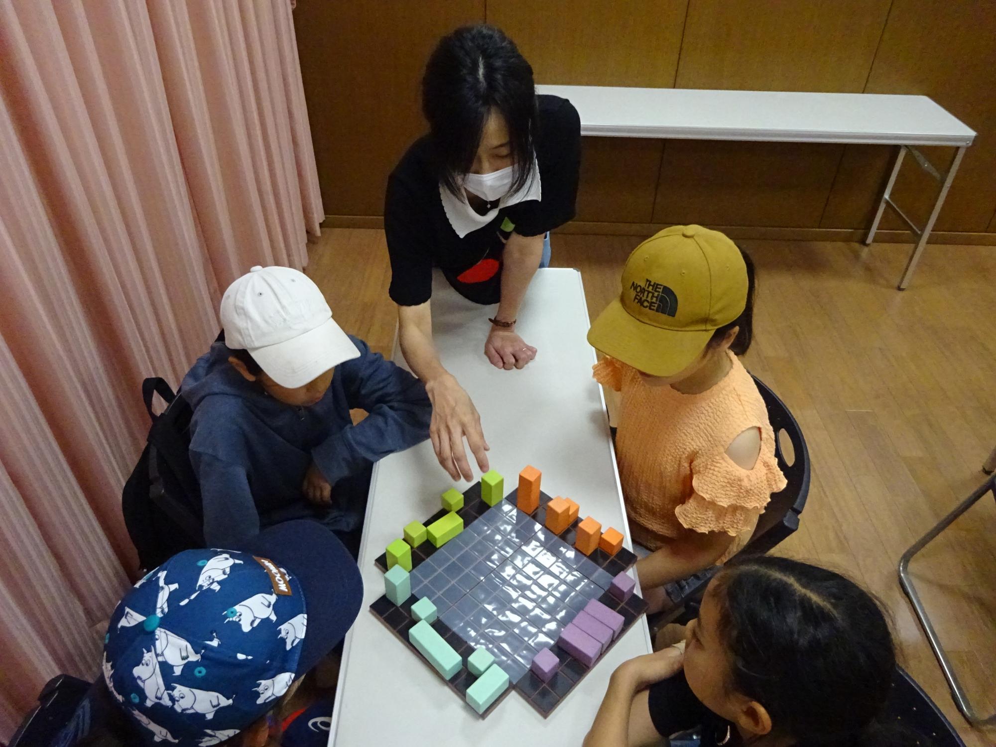 先生の説明を真剣に聞いている子どもたちの写真