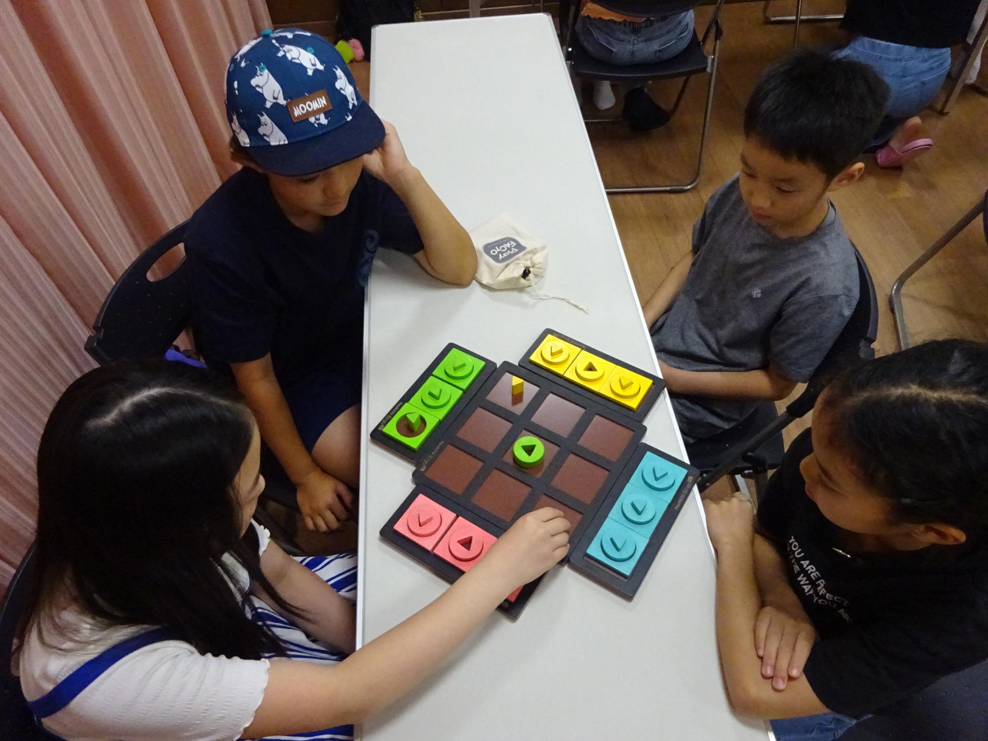 ボードゲームを楽しんでいる様子