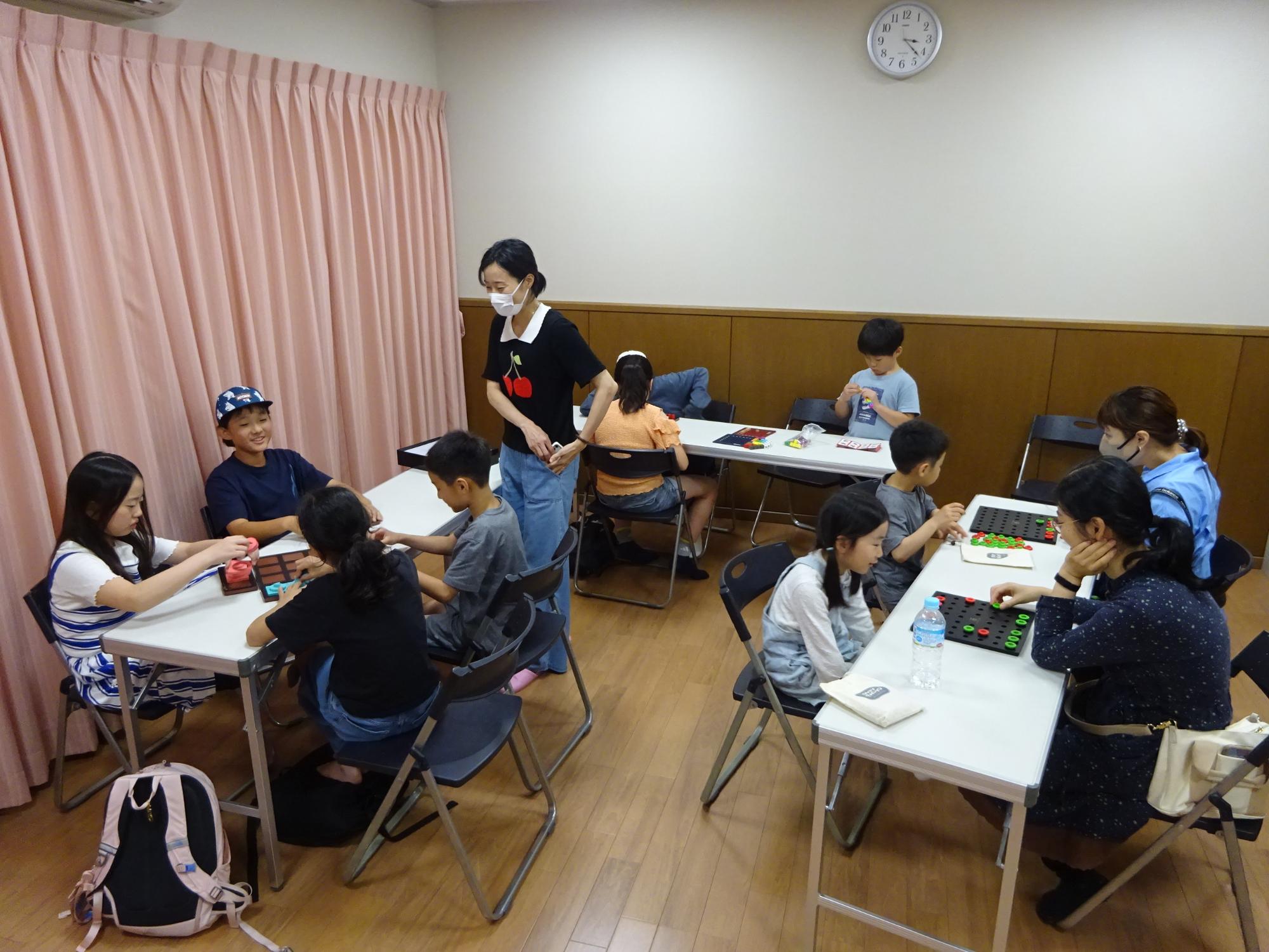 ボードゲームを楽しんでいる様子