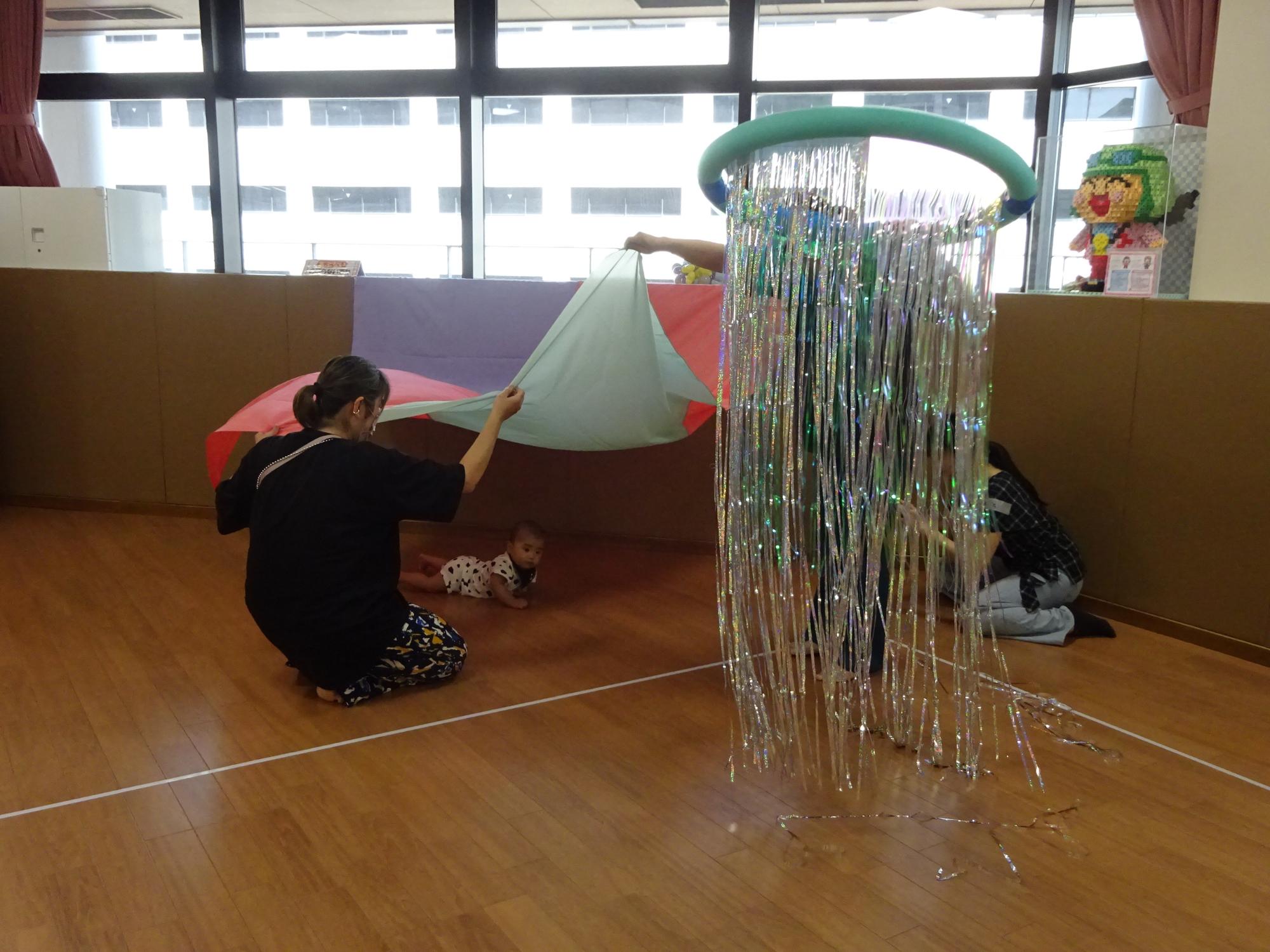リトミックや親子でふれあう体操をしている様子