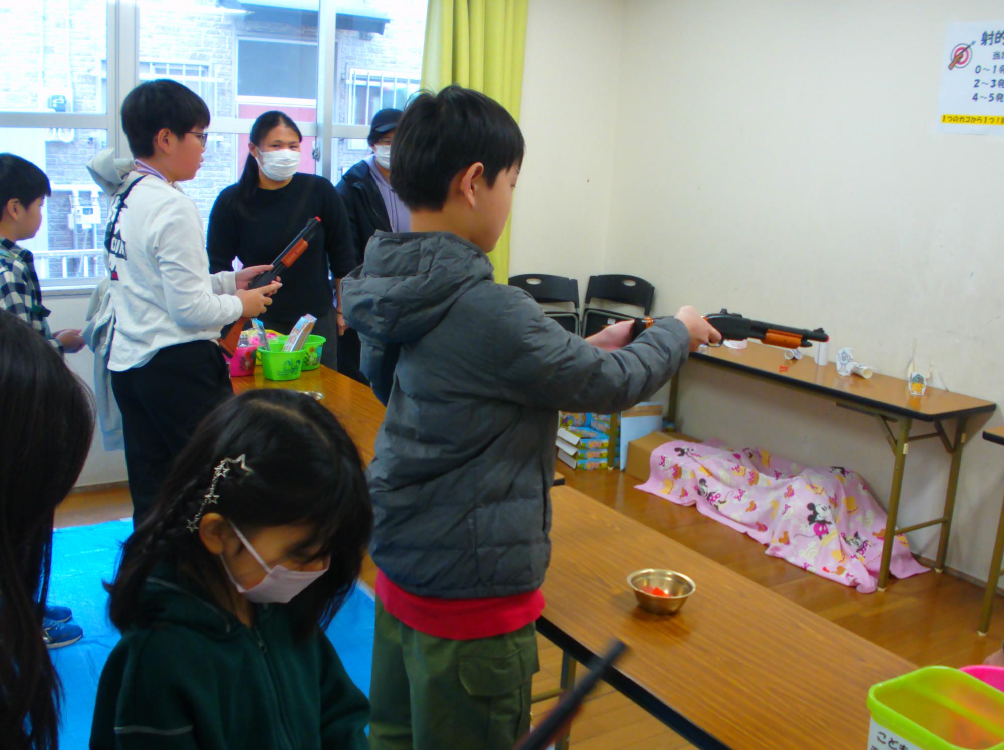 射的の様子の写真