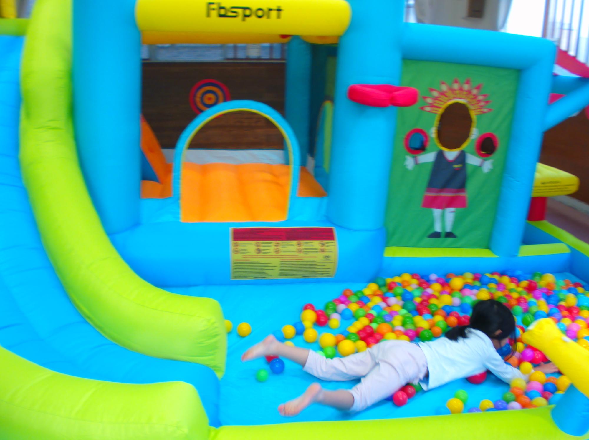 ちびっこランドで遊ぶこどもの写真