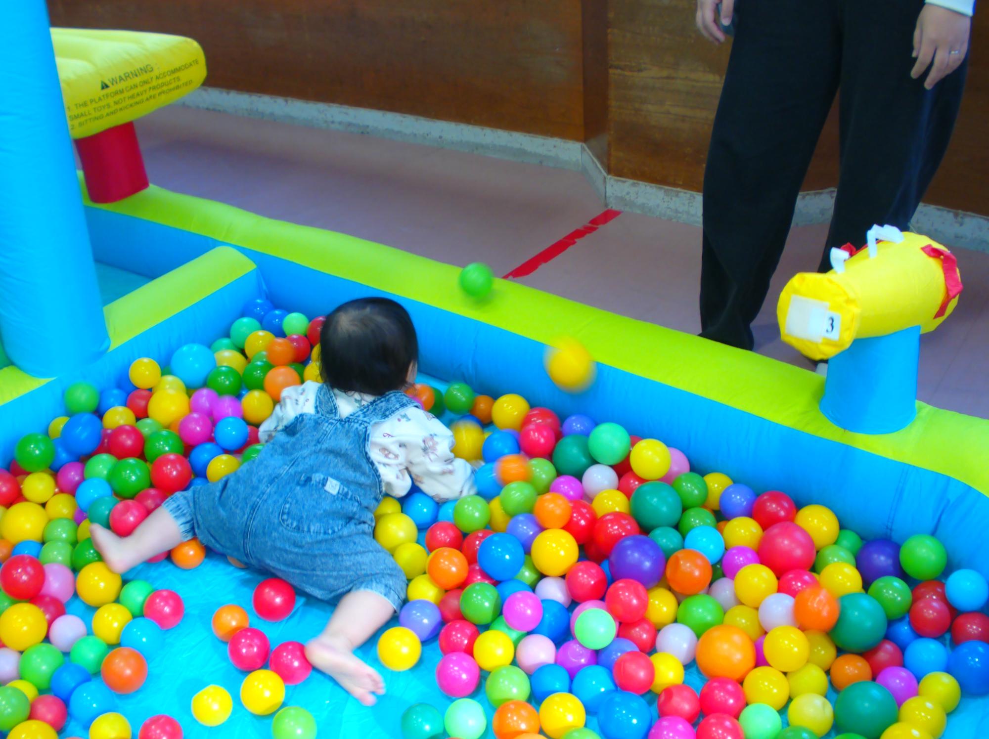 ちびっこランドで遊ぶこどもの写真2