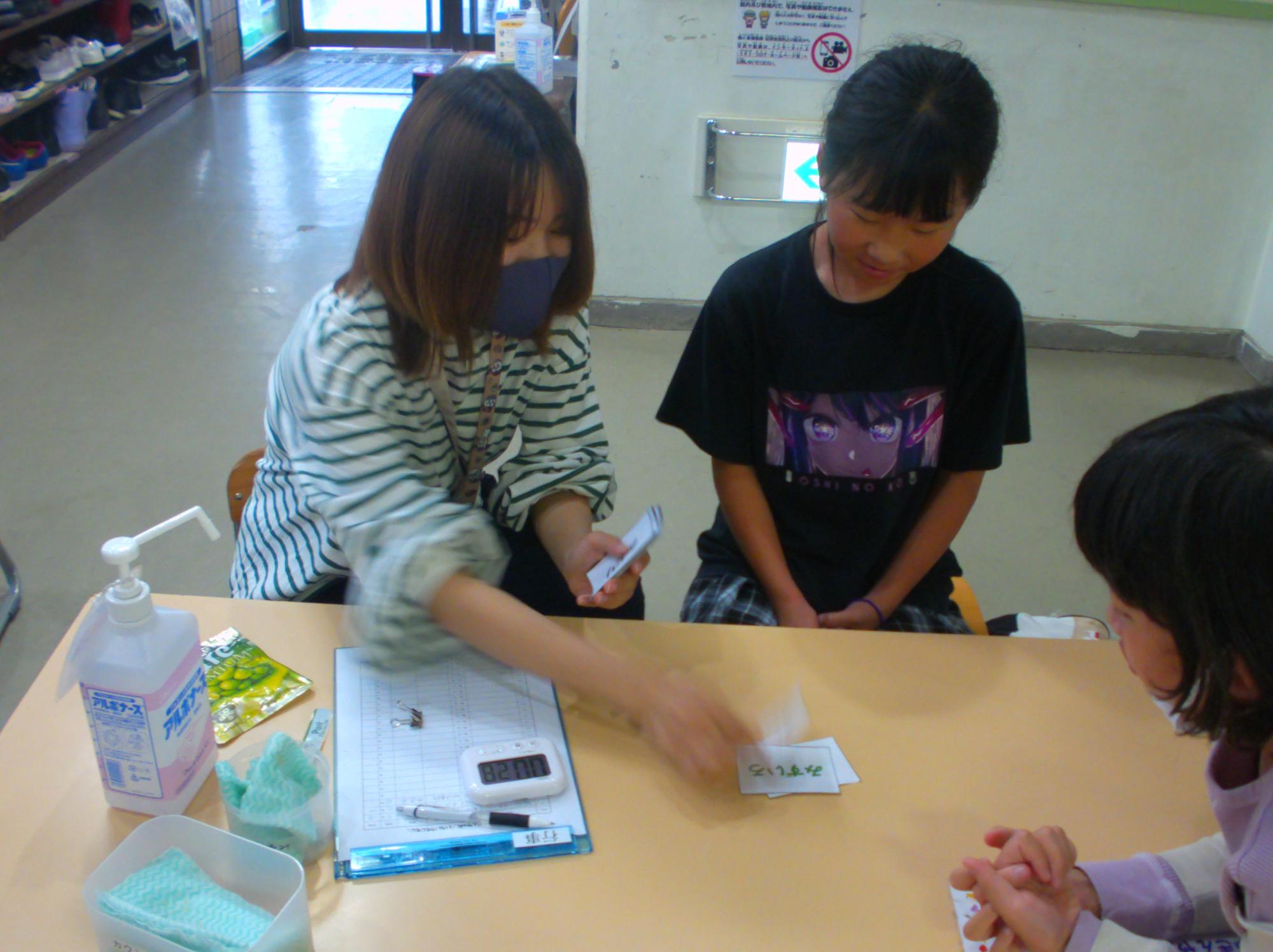 いろいろもじもじの問題カードを出している瞬間の写真