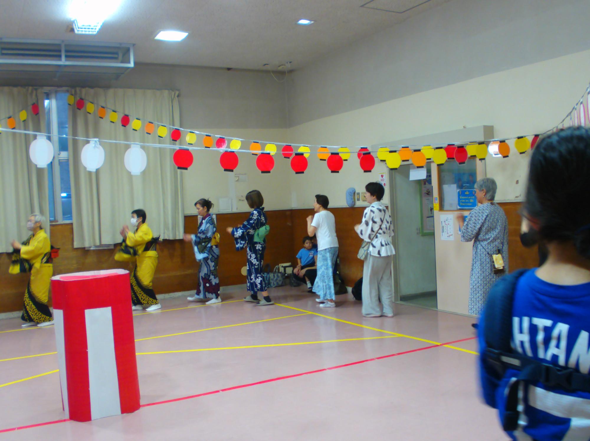 プロの方やスタッフ、参加者皆で盆踊りを踊っている写真