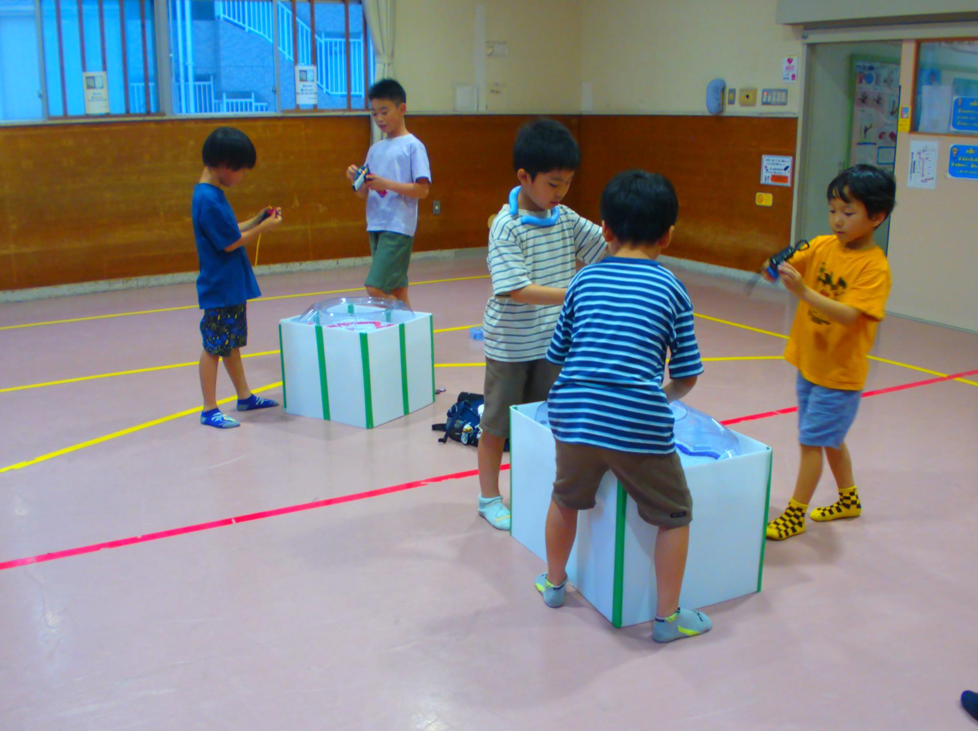小学生5人がそれぞれ対戦をしている写真
