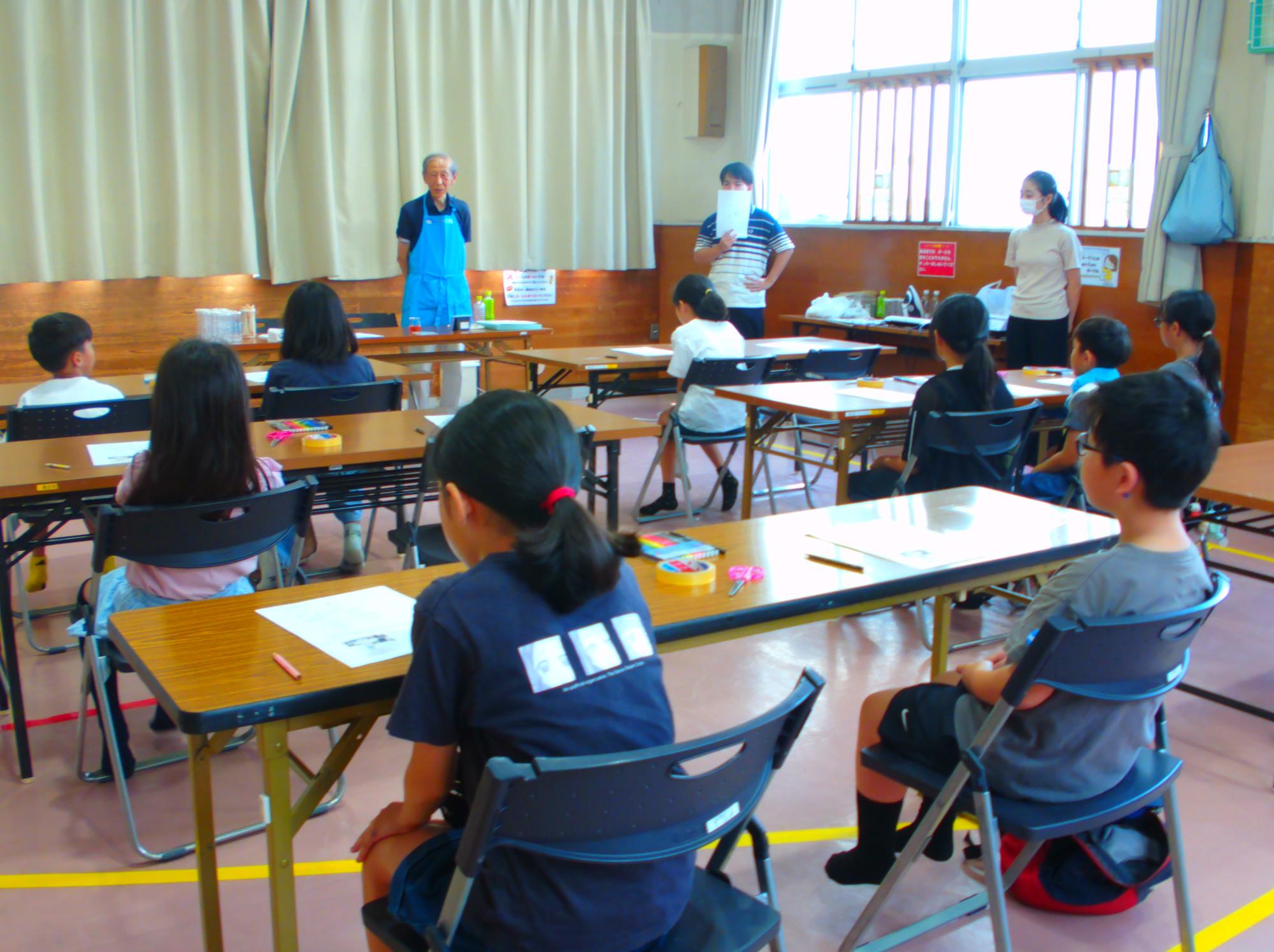科学実験教室講師の紹介を聞いている写真