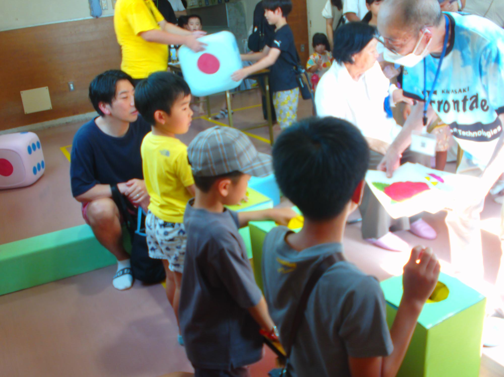 3人の男の子が草むしり検定というゲームをしている写真