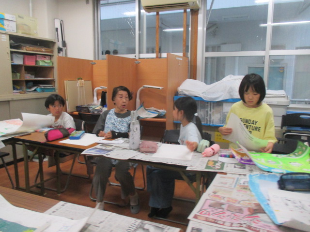 先生からのアドバイスを聞く子ども