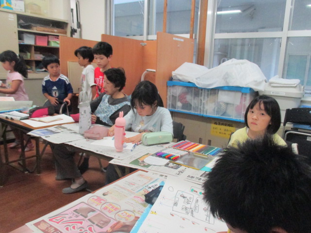 講師の周りに集まる子どもたち