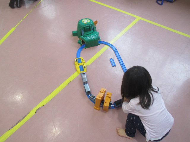 プラレールを作る子ども