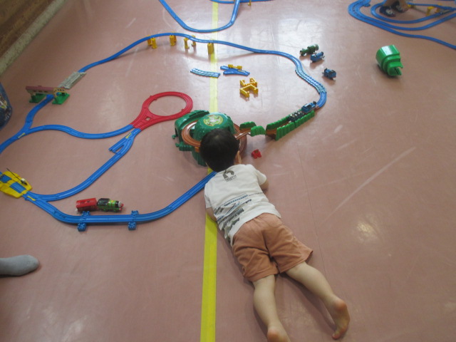 じっくり近くでプラレールを見ている子ども