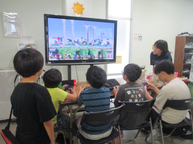 ゲーム画面に夢中になる小学生たち