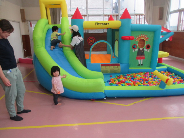 エアー遊具で遊ぶ幼児さんたち