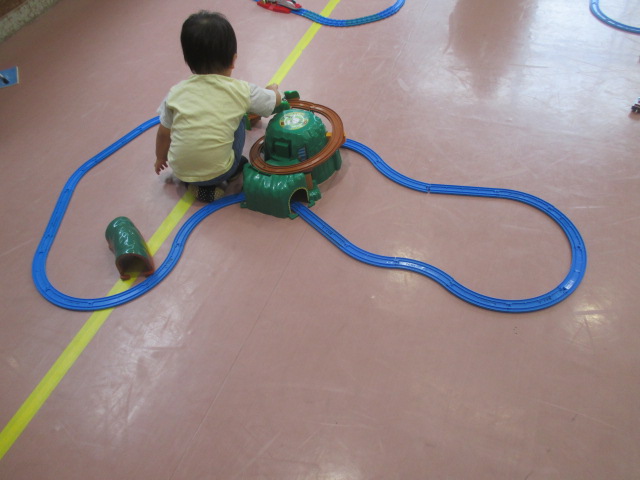 夢中で電車を走らせる子ども