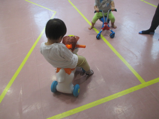 おうまさんカーに乗っている写真