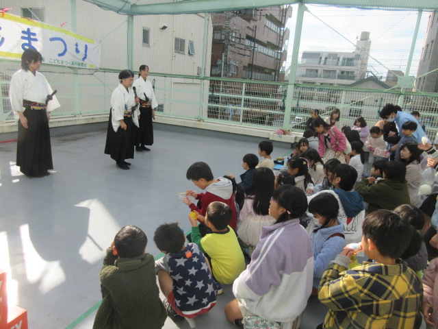 チャンバラショーの様子の写真