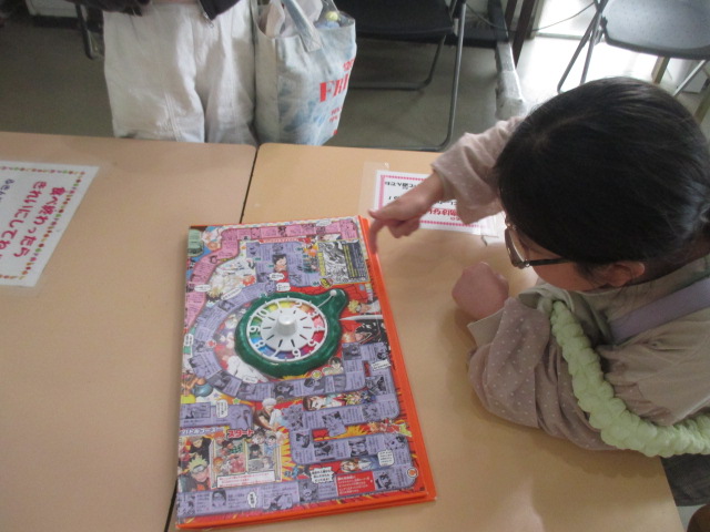回そうとする子どもの写真