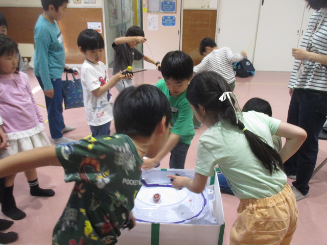 みんなでベイブレードをする様子の写真