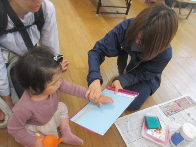 手形スタンプをする写真