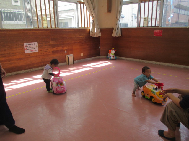 コンビカーで遊ぶ子どもたちの写真