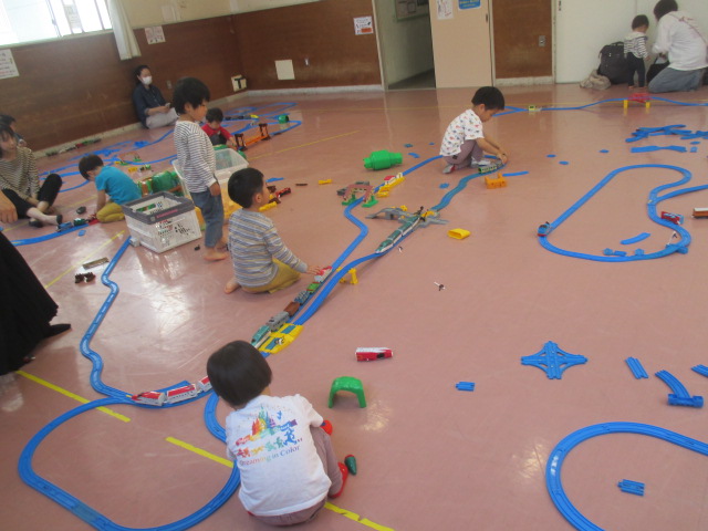皆の線路が繋がって、大きな町になった写真