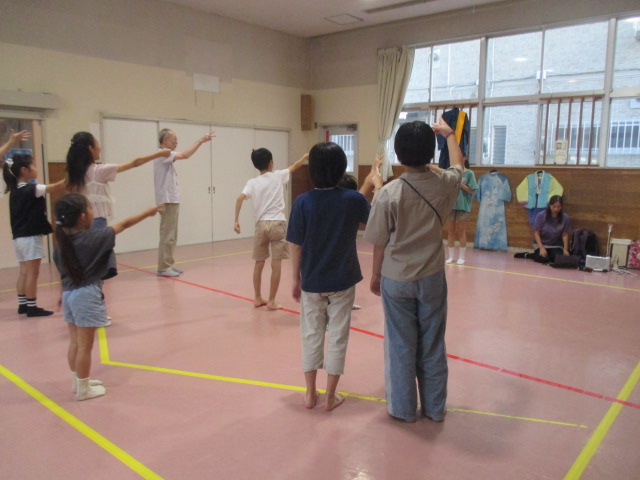 皆でゲームをしながら様々な国の言葉に触れている写真