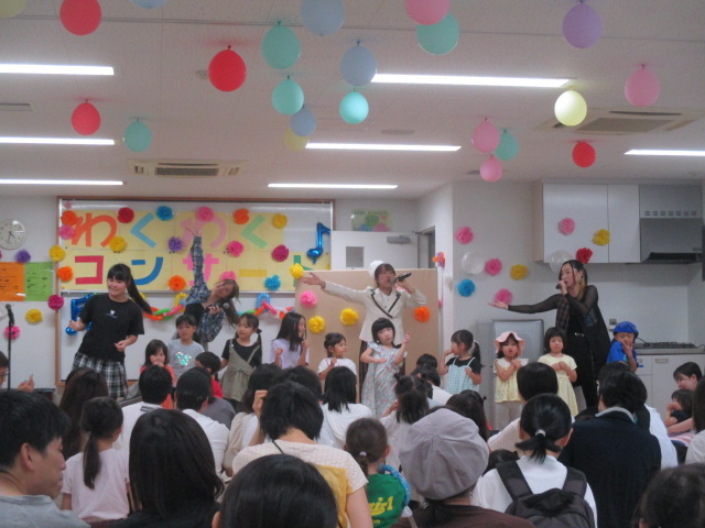 子どもたちと一緒にステージで歌うおねえさんたち
