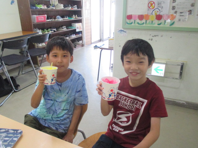 かき氷を楽しむ小学生たち