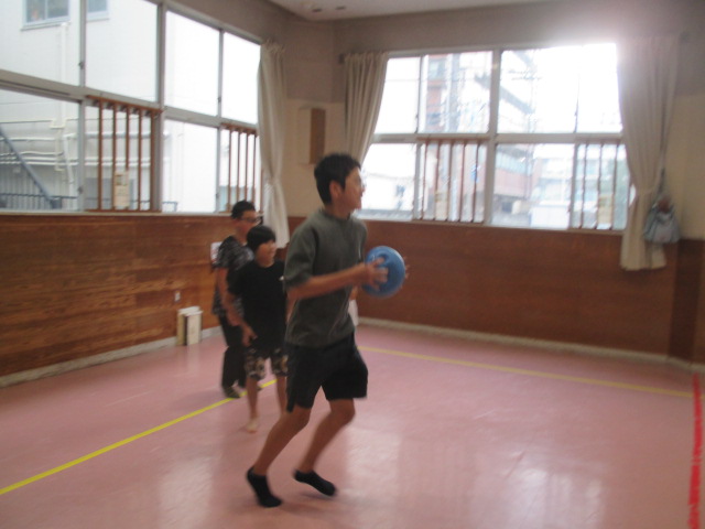 ボールを持つ中学生