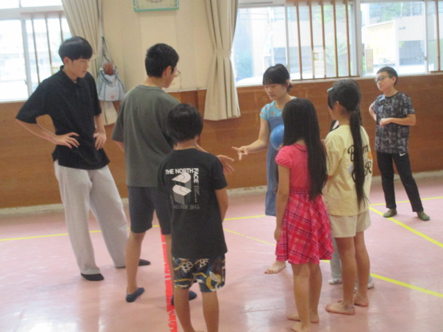 ジャンケンでチーム分けする子どもたち