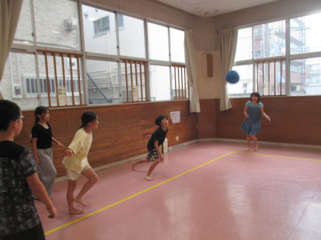 夢中でボールをおいかける子どもたち