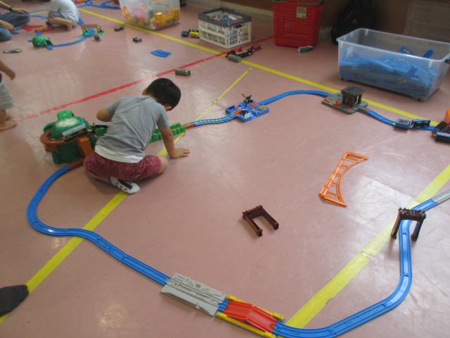 夢中になってプラレールを作る子ども