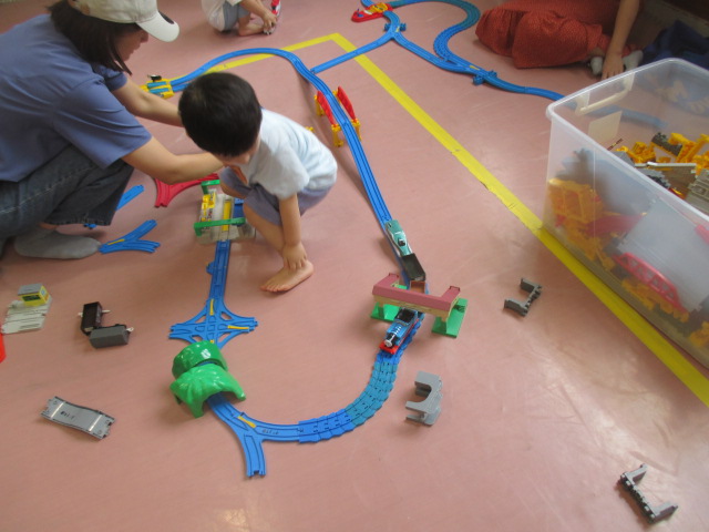 プラレールを作成する親子