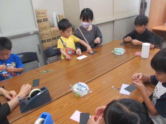 真剣に工作をする参加者たち