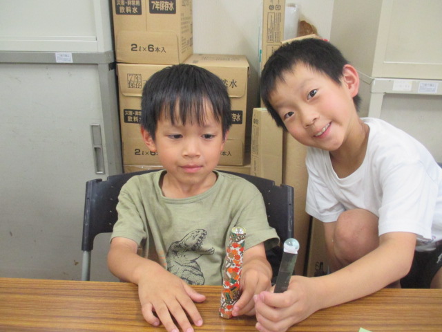自分で作った万華鏡を手に満足そうな小学生たち