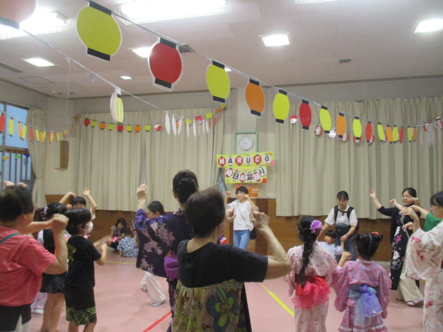 盆踊りを楽しむ様子