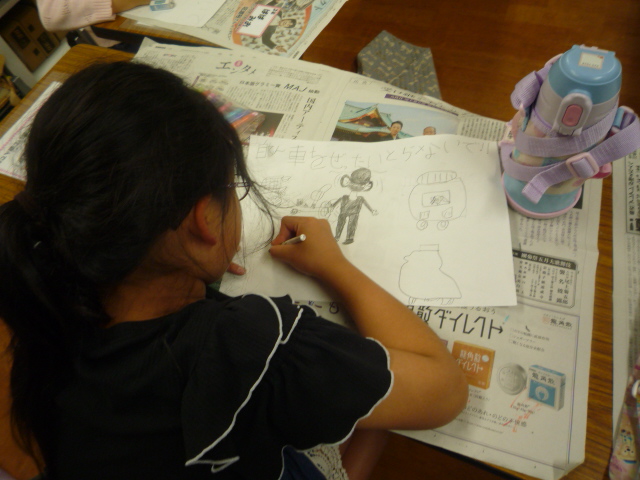 自転車防犯ポスターの下描きができ始めてる女の子の写真