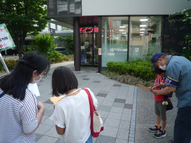 それぞれに地図の読み方を教えている写真