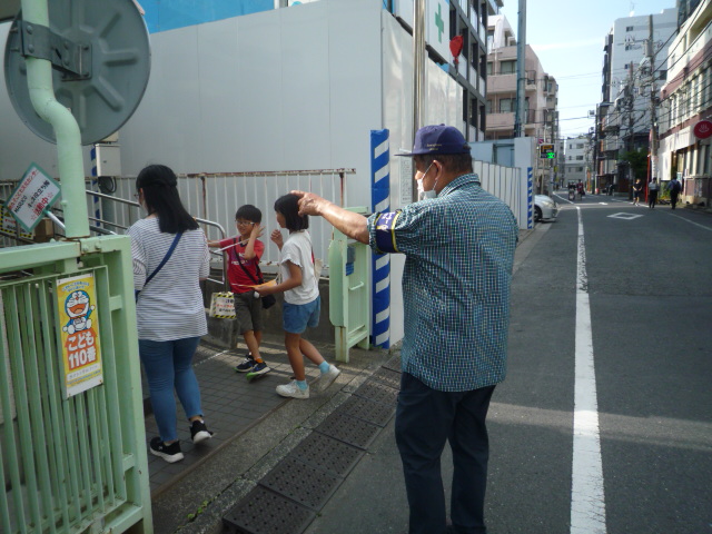 新丸子こども文化センターに入る4人の写真