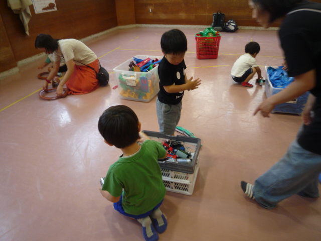 それぞれに分かれて電車や線路を選んでいる乳幼児親子の写真