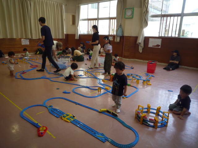 好きな所で電車を走らせ遊んでいる写真