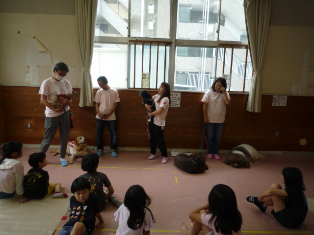 犬に関する質問を子どもが講師の人にしている写真